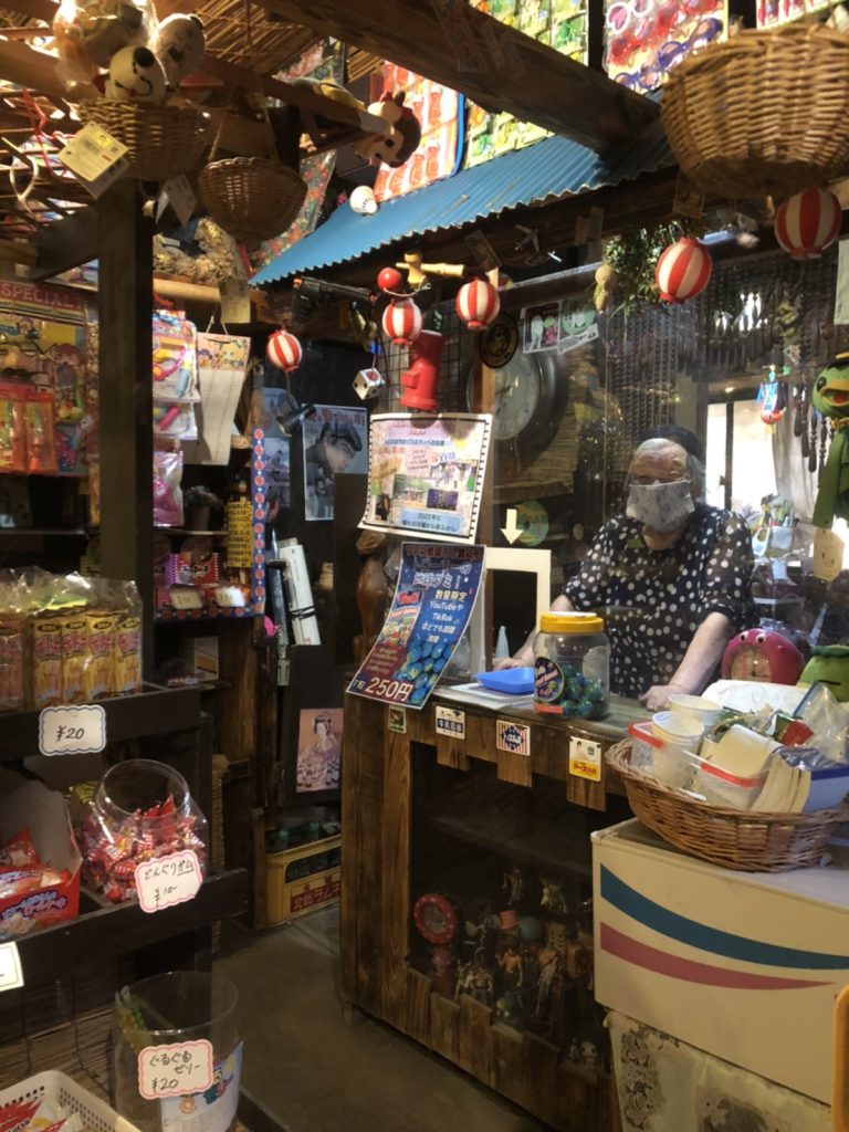 月曜から夜更かしで紹介された駄菓子屋まぼろし堂のおかみさん