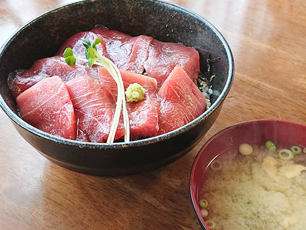 まぐろや＿特選まぐろと赤身の２色漬け丼の写真