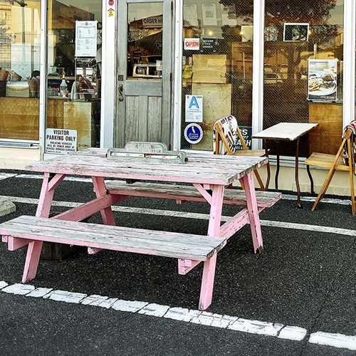 アラウンドザコーナーの屋外の席の画像