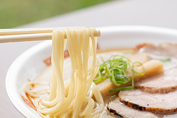 寿製麺よしかわ＿極上炙り肉中華そば塩＿細麺アップ