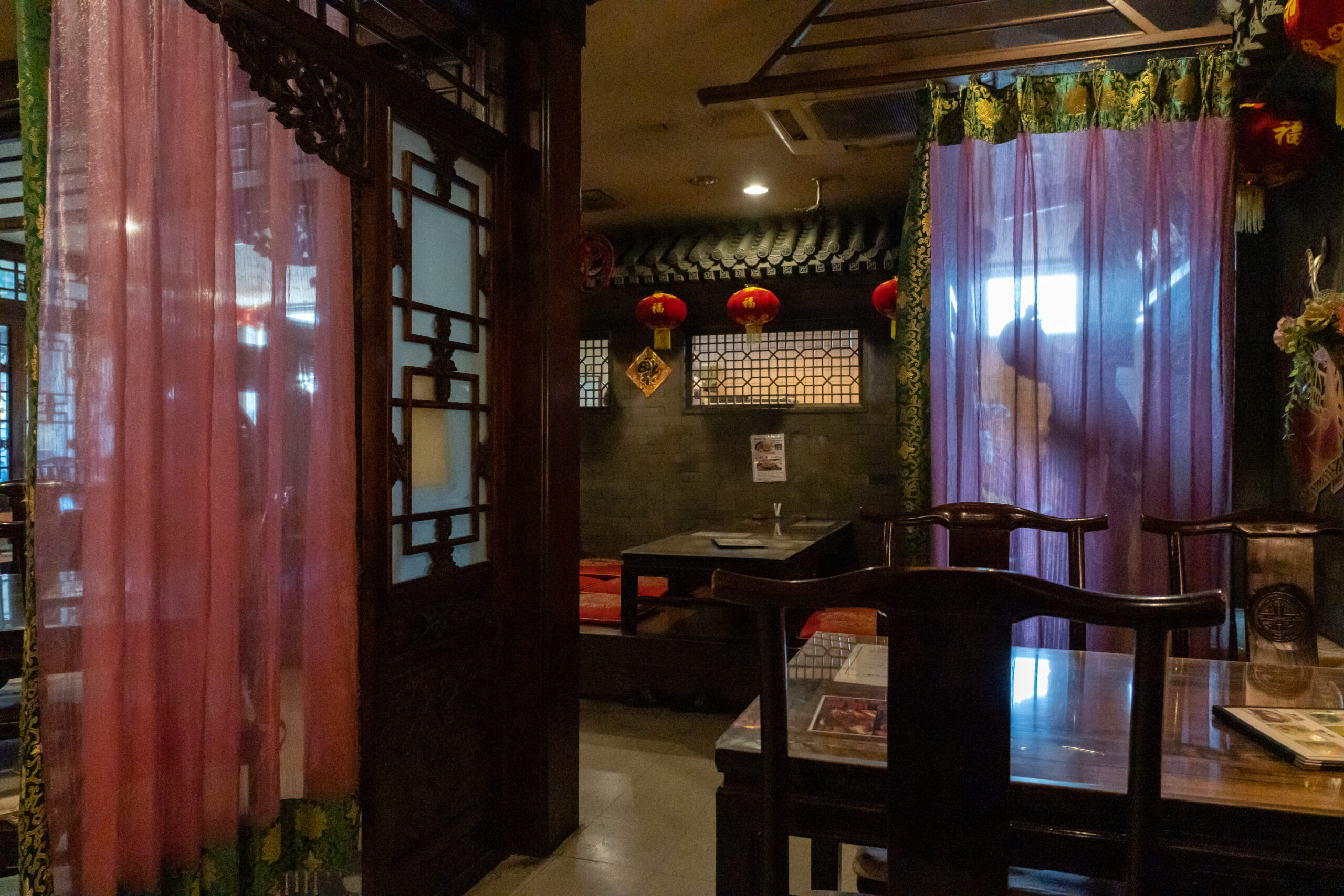 千葉で雰囲気がいい 人気のガチ中華料理 高級中華料理店 天府記 唐居の異国情緒あふれる店内席の画像