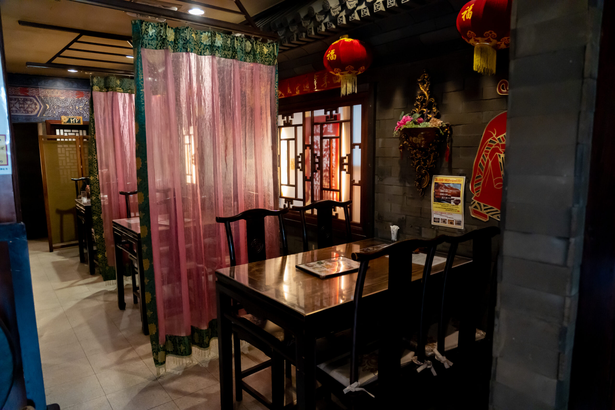 千葉で雰囲気がいい 人気のガチ中華料理 高級中華料理店 天府記 唐居の異国情緒あふれる店内画像