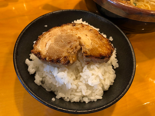 千葉市美浜区新港（千葉みなと）にできた麺場 田所商店 千葉美浜店のサービスライスの上に炙りチャーシューをのせた画像