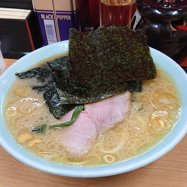 横浜ラーメン千葉家普通盛りラーメンの写真