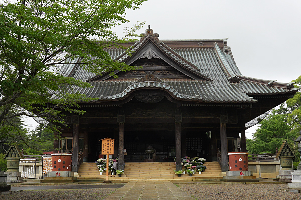 紫陽花を飾ってある宗吾霊堂の本殿