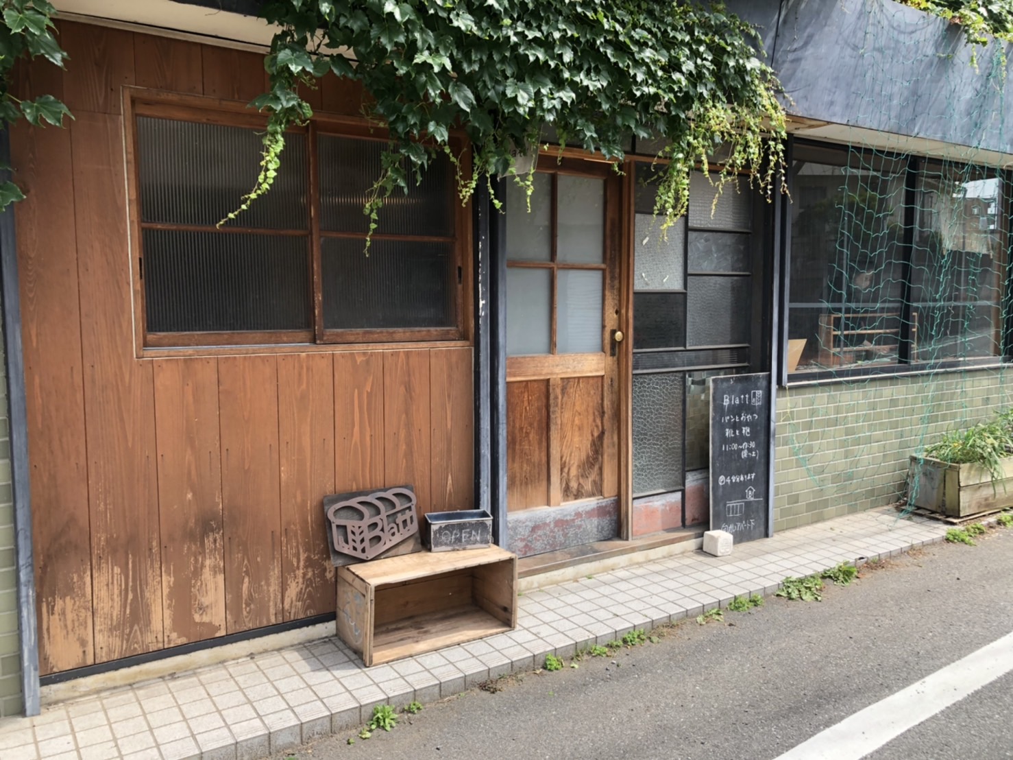 千葉市中央区大森台にある おしゃれ女子に人気の隠れ家パン屋Blatt（ブラット）店舗外観入り口の画像