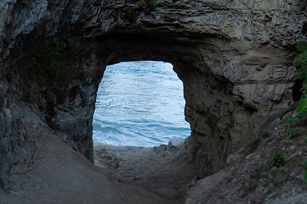 小浦海岸の海に続く洞窟（大きい方））