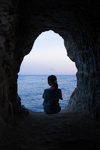 小浦海岸洞窟からの海の写真