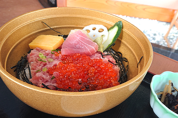 はな房のねとら丼