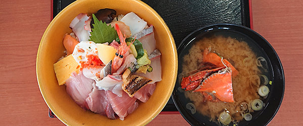 道の駅千倉のはな房の海鮮丼とカニ汁の画像