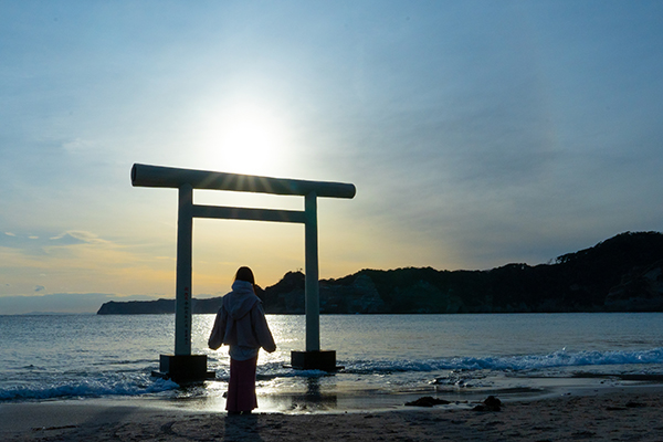 勝浦観光スポット_鵜原海岸白い鳥居夕暮れ