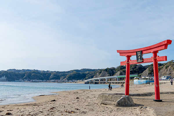 勝浦観光フォトスポット_勝浦中央海水浴場の赤い鳥居