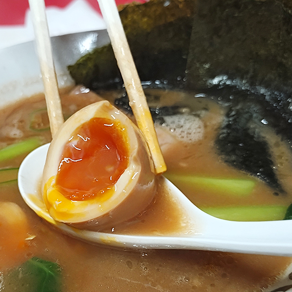 千葉の家系ラーメン新店＿ぱんちっ（成田）の半熟の煮卵