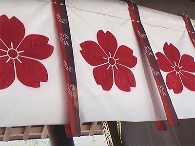 櫻木神社の桜模様の暖簾