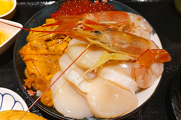 千葉の海鮮丼＿海月神宮のウニいくら海老ホタテ丼