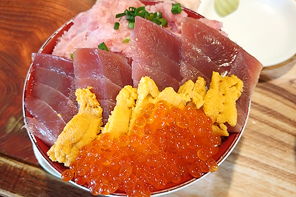 千葉市でデカ盛りで安い海鮮丼を提供してくれる食事処よかったのウニいくらが入った4色丼