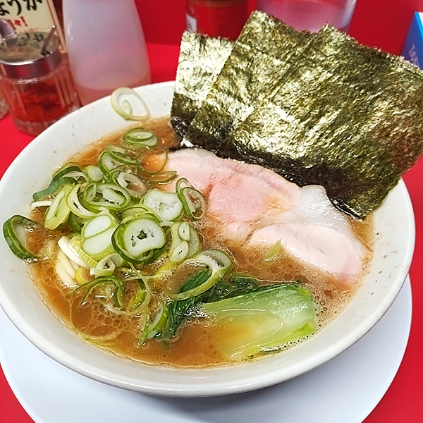 千葉の家系ラーメン新店＿ぱんちっ（成田）のラーメン薬味ねぎトッピング