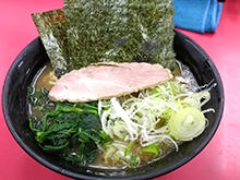 家系ラーメンぼうそう家のラーメン薬味ねぎトッピングの写真サムネイル画像