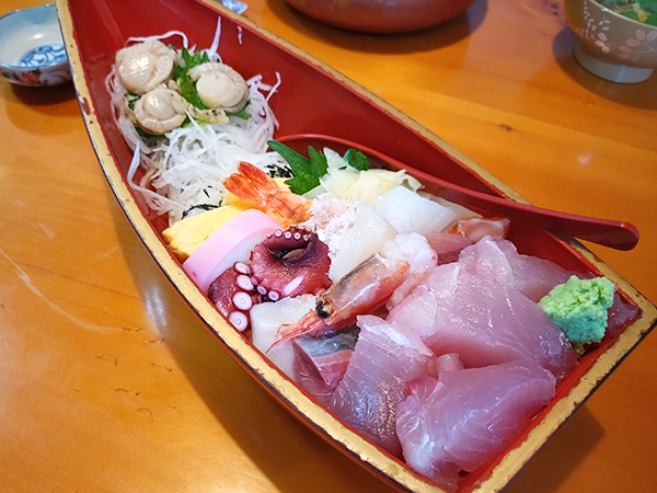 デカ盛りならぬ船盛りの海鮮丼