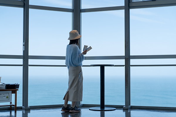 銚子ポートタワー展望台から景色を眺める女性