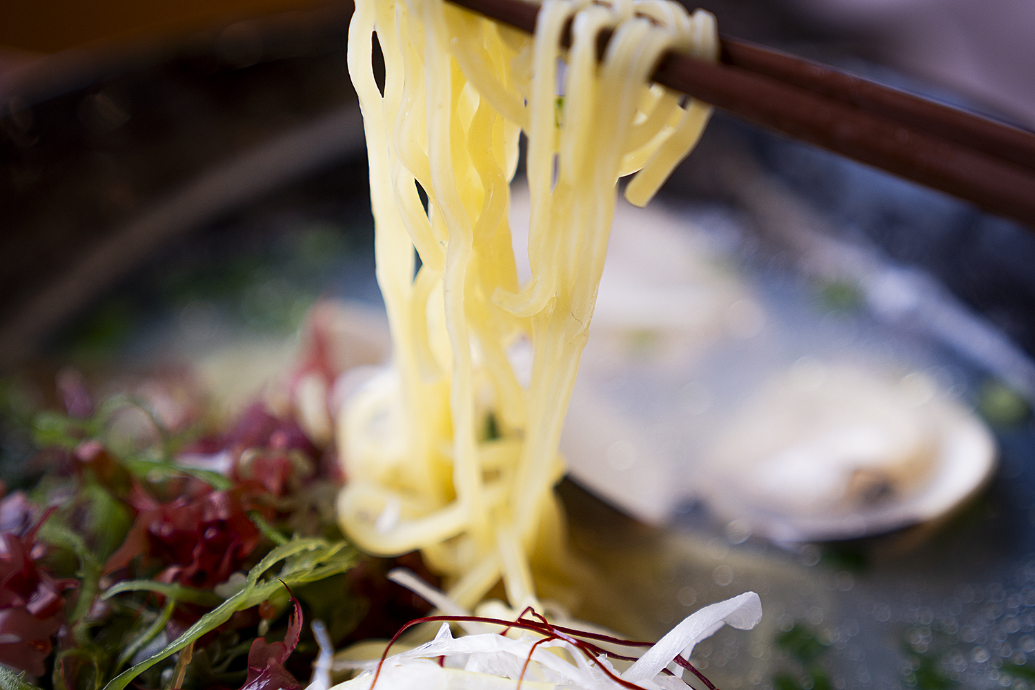 海の駅九十九里にある葉武里のはまぐりラーメンの麺アップした写真