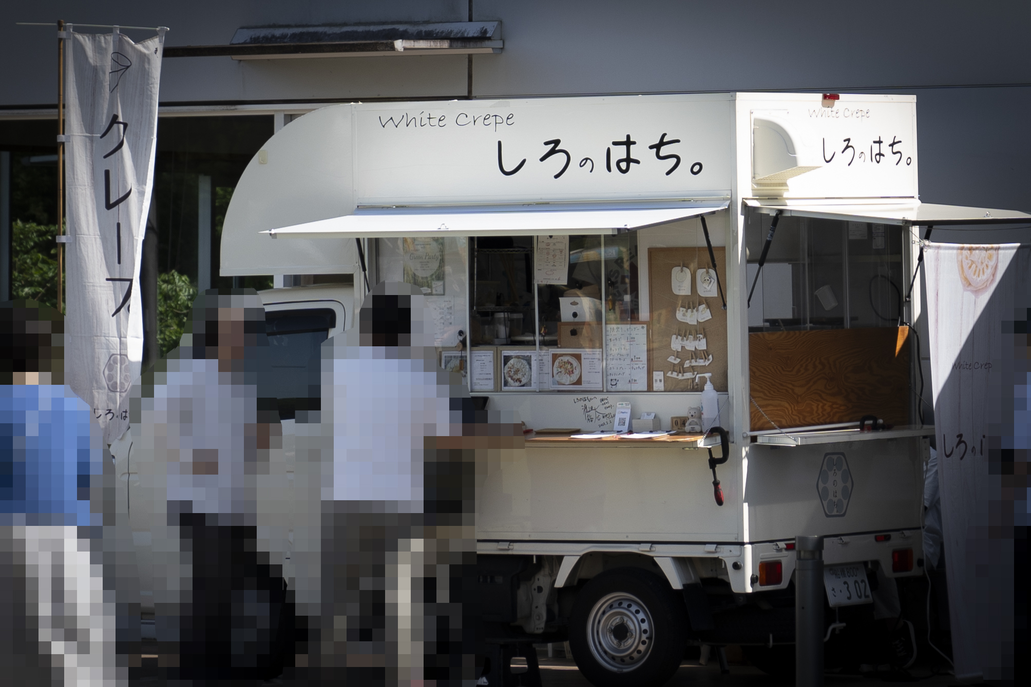 キッチンカークレープしろのはちのトラックの写真
