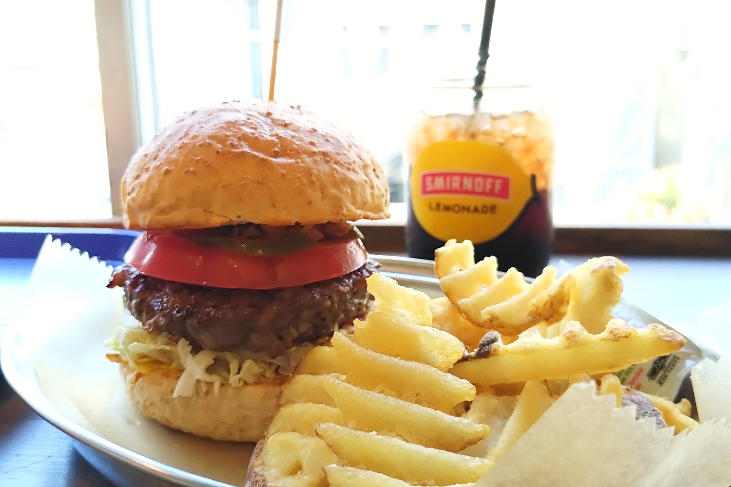 ヤチクロバーガーとあみあみポテトの写真