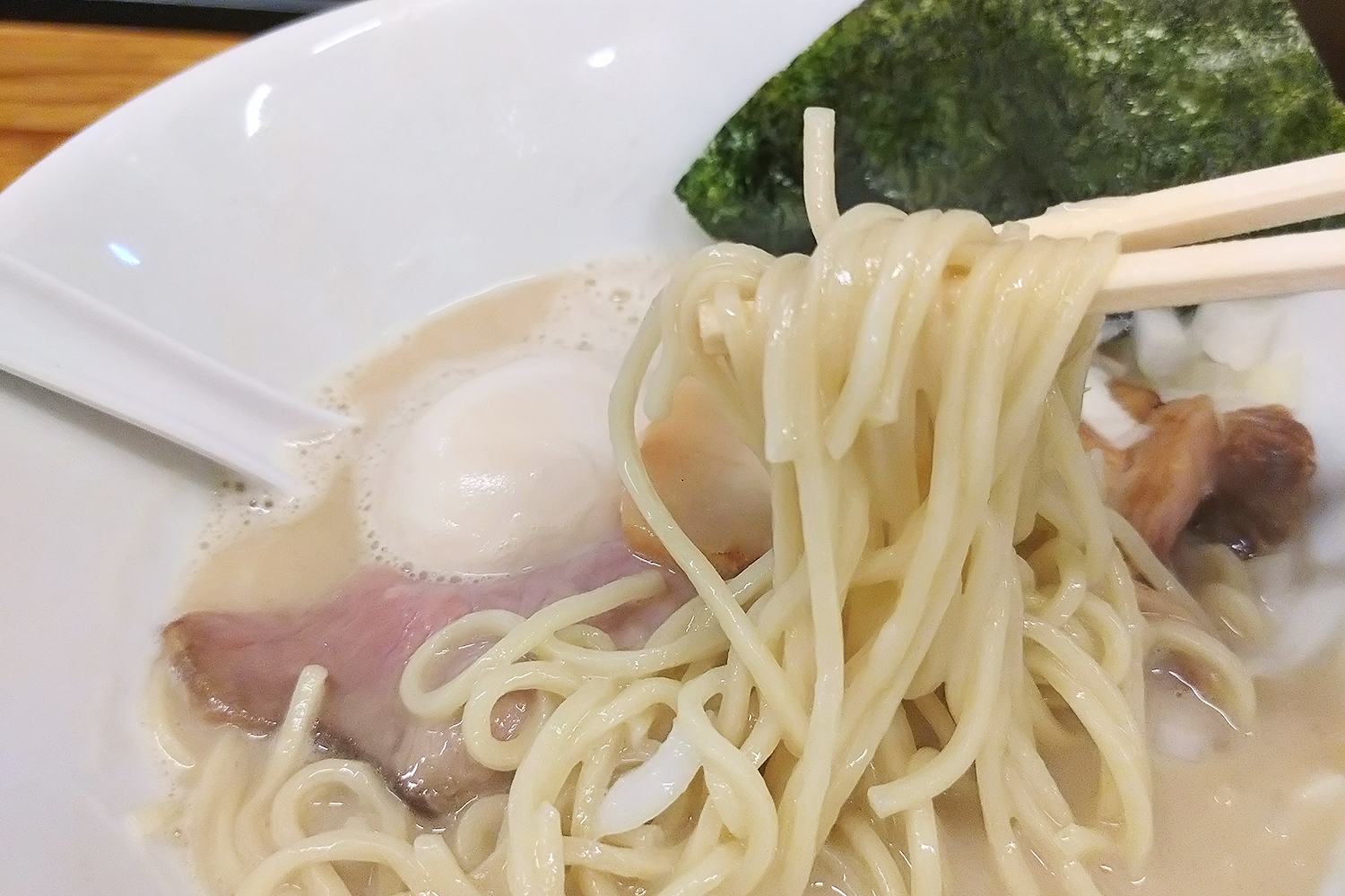 濃厚鶏らーめん106の麺の写真