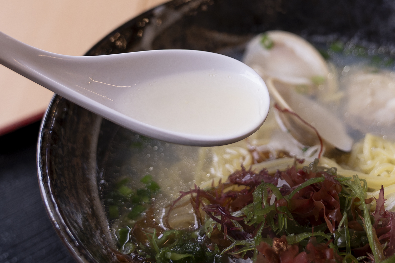 九十九里はまぐりラーメンの澄んだスープの写真