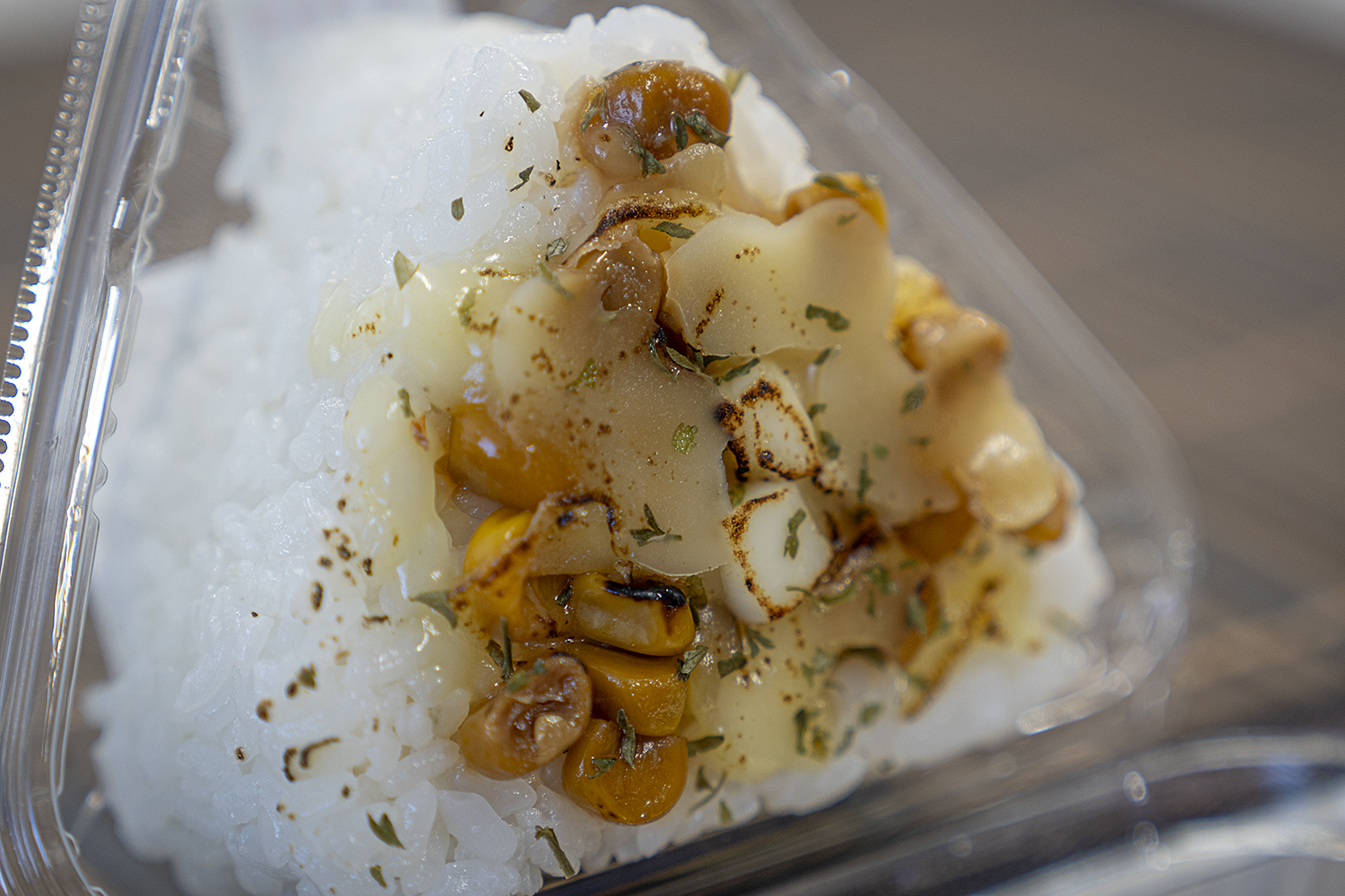 稲毛のおにぎり屋RICE ＆ PARKの炙りバター醤油コーンチーズおにぎりの写真