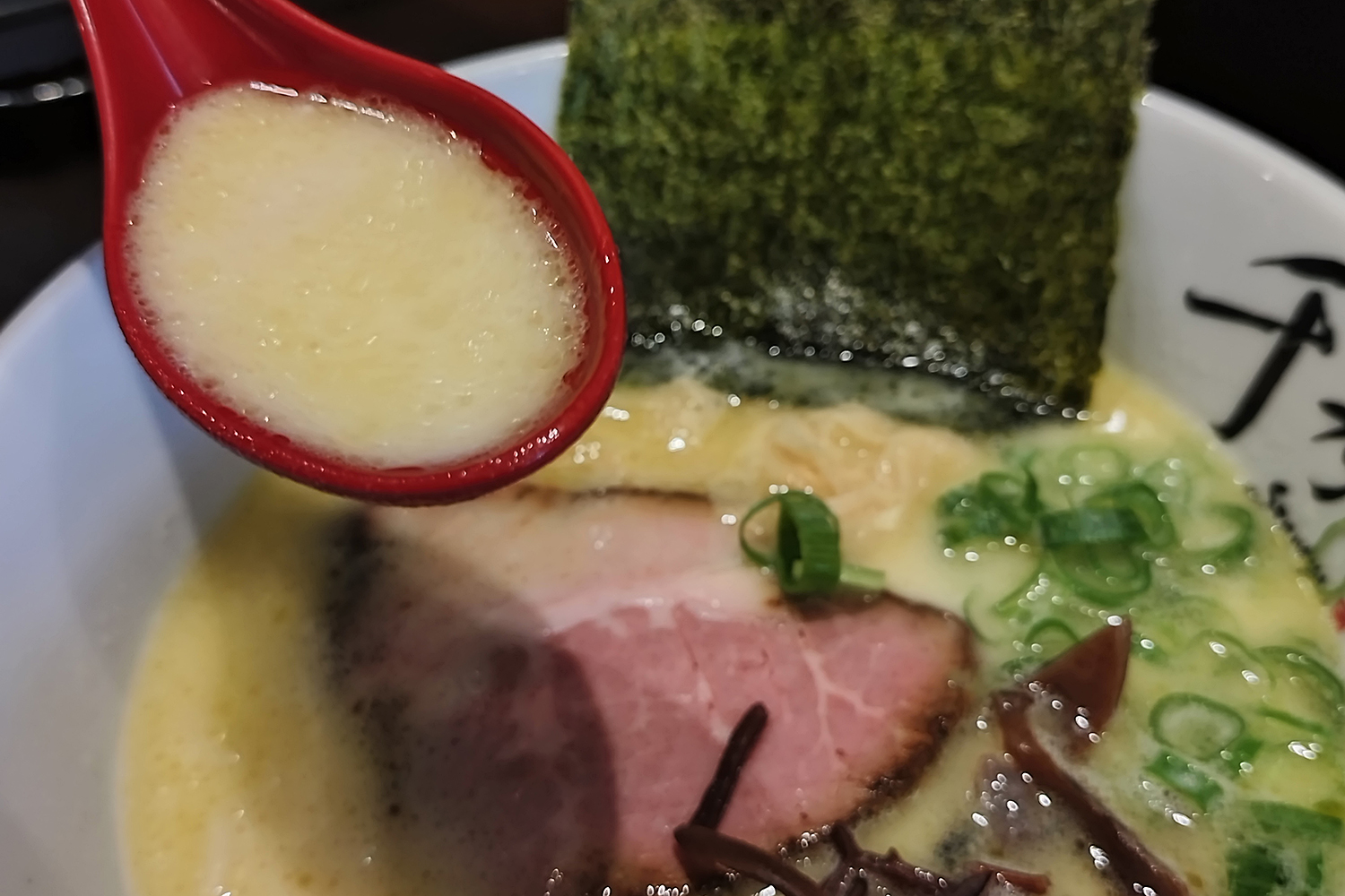 千乃家の鶏白湯しおトリュフオイルスープの写真