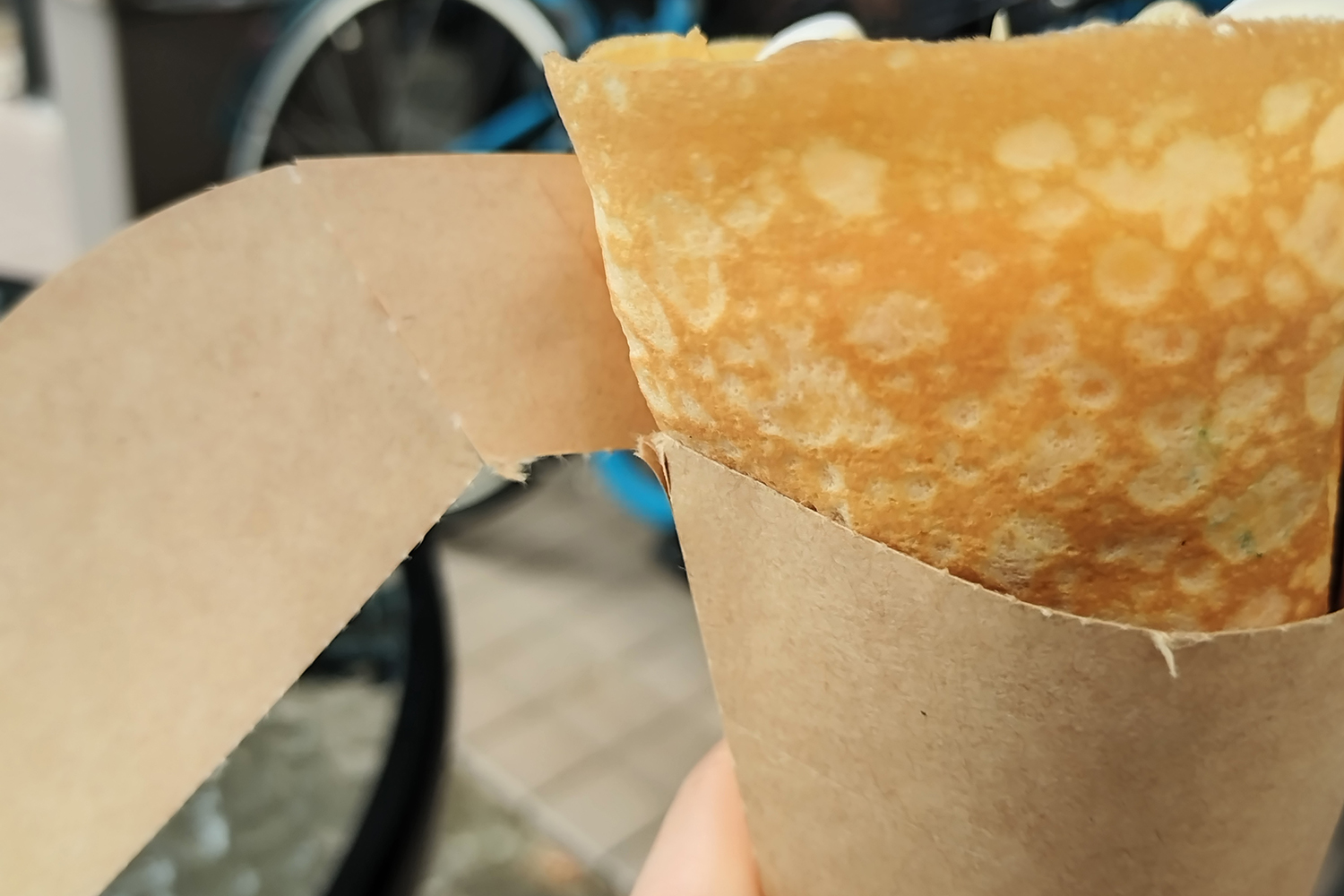 クレープを巻く紙にミシン目が入っていて食べやすい