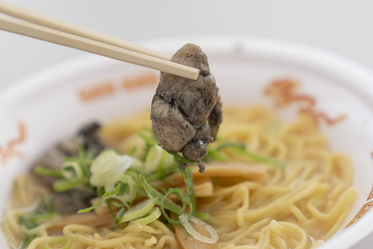 八街ラーメン祭2024＿鬼そば藤谷の鶏の炭焼きの写真
