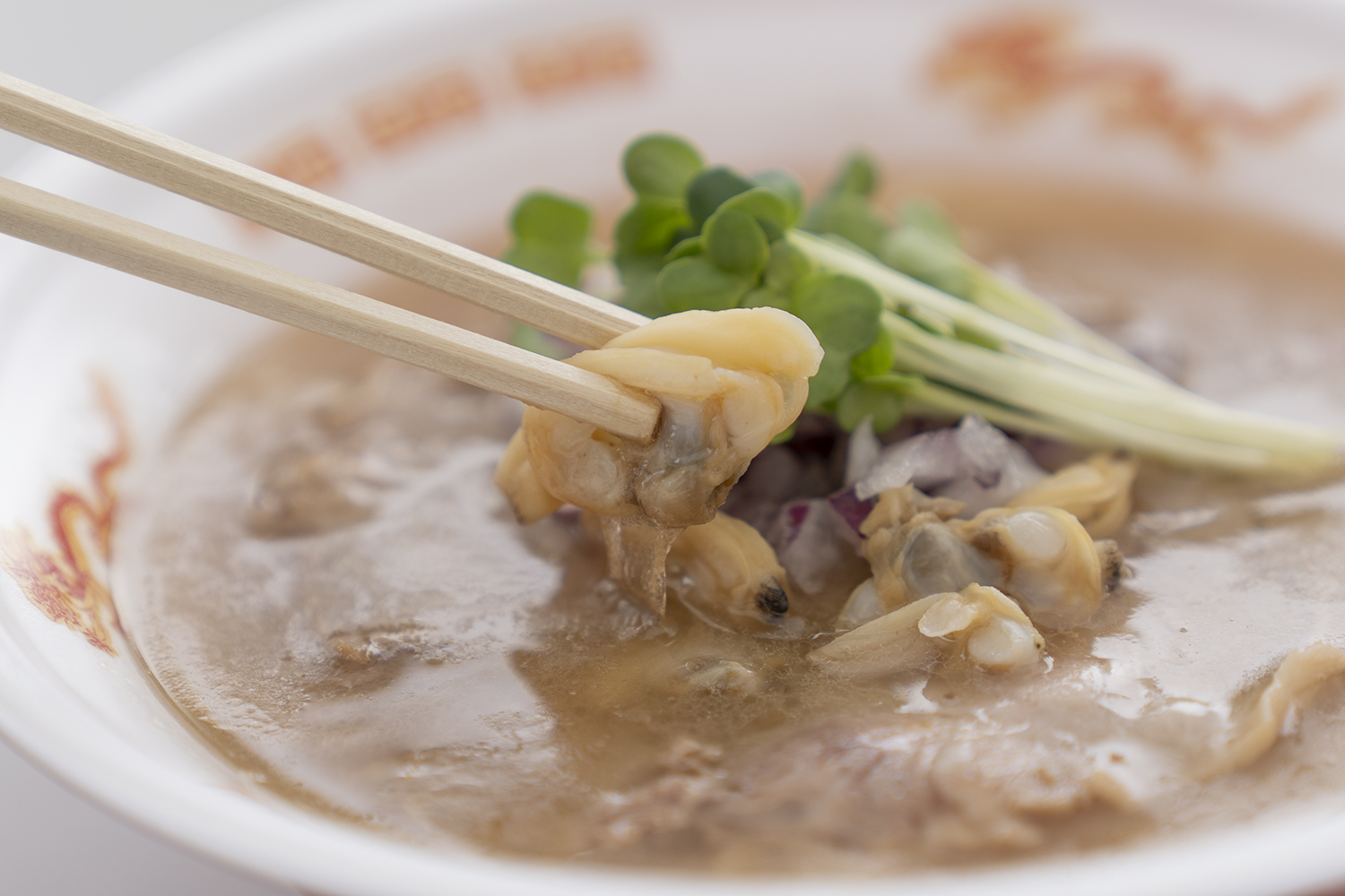 八街ラーメン祭2024＿麺家太威の貝香る潮豚骨ラーメンのアサリの写真
