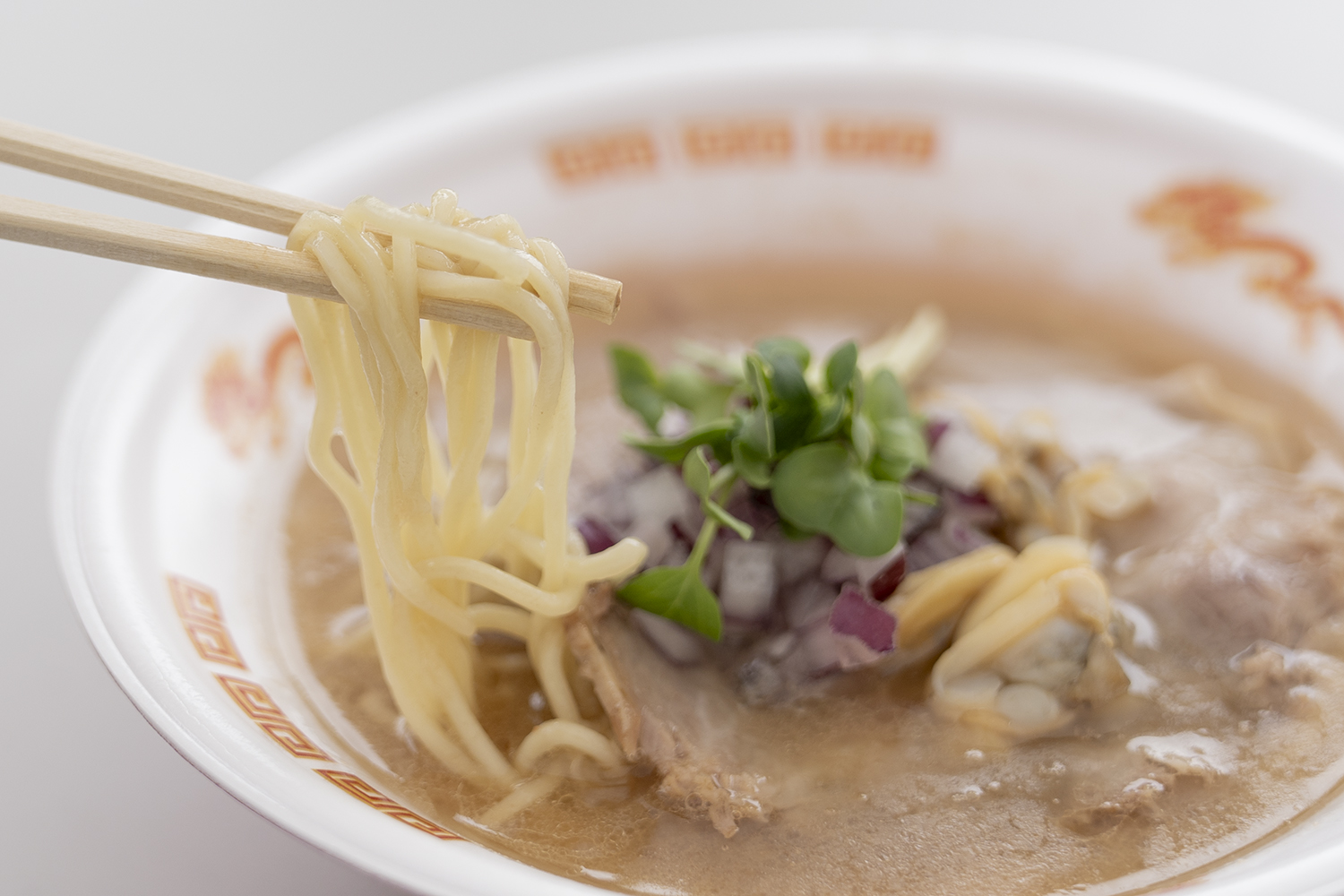 八街ラーメン祭2024＿麺家太威の貝香る潮豚骨ラーメンの麺上げ写真