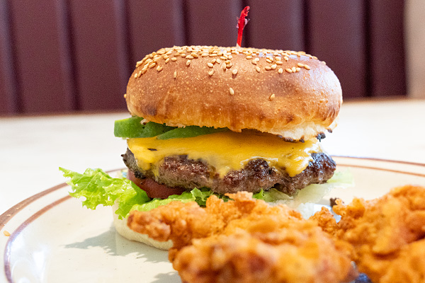 hey's diner ヘイズダイナー_アボカドチーズバーガーの写真