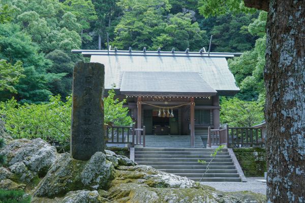 安房神社の拝殿の写真