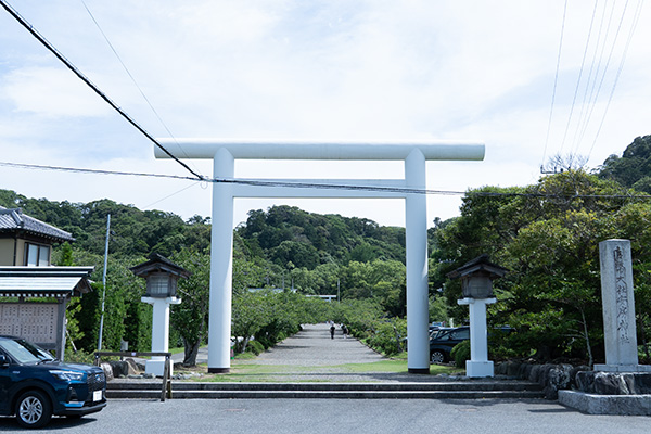 安房神社の駐車場からの参道の写真