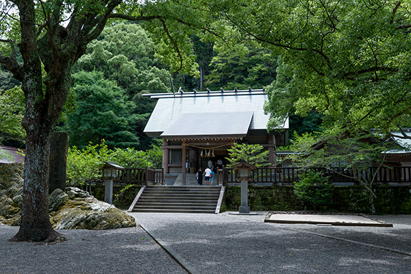 安房神社本殿の写真
