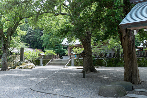 安房神社の境内の写真