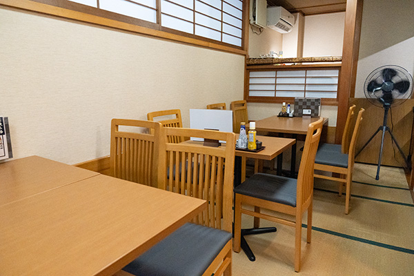 検見川うなぎ屋きくやのテーブル席の画像