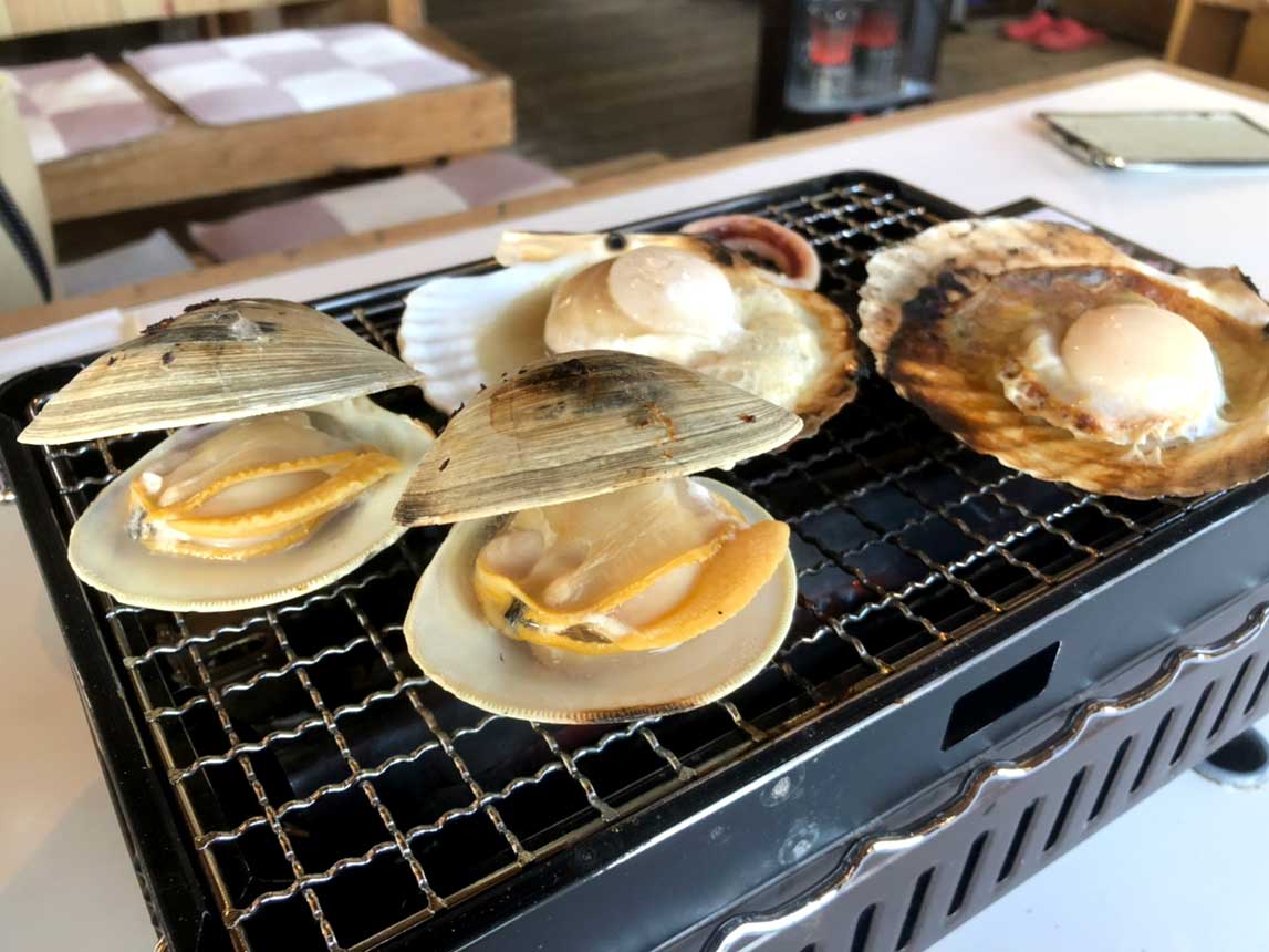 九十九里の犬連れOKの浜焼きランチ 海鮮網焼き 浜茶屋網元 ホタテとホンビノス貝を網焼きにしている画像