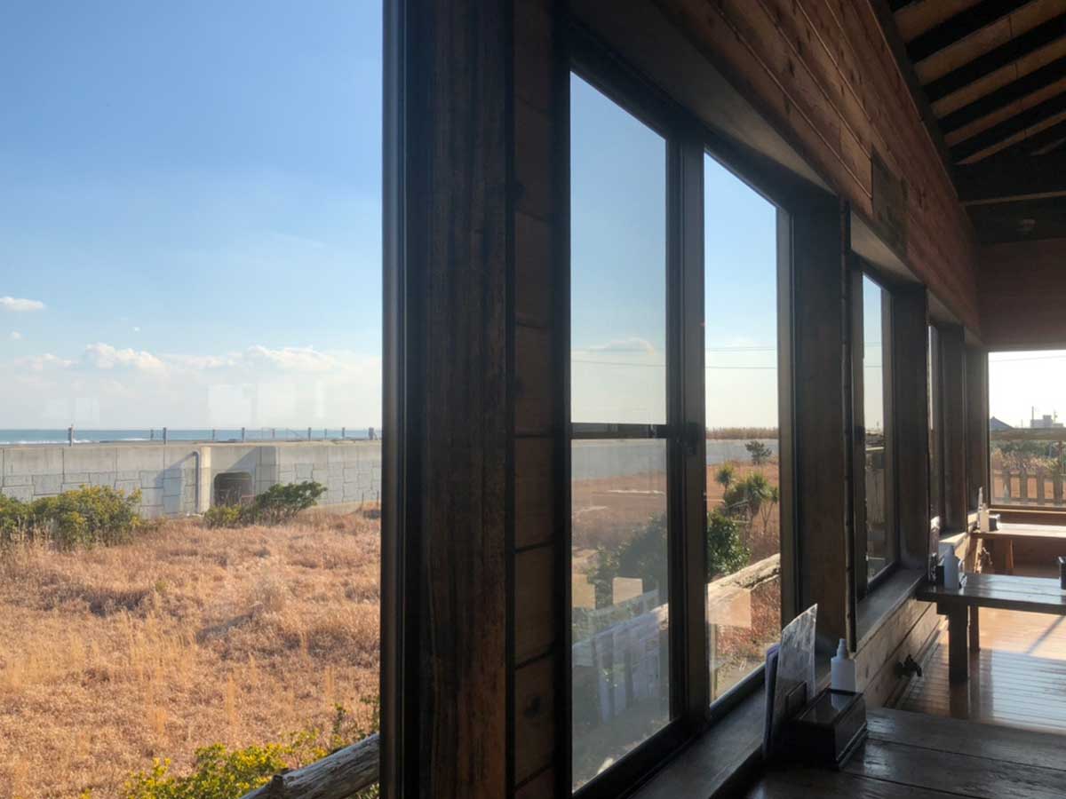 九十九里の犬連れOKの浜焼きランチ 海鮮網焼き 浜茶屋網元の窓際の席から見える九十九里浜の画像